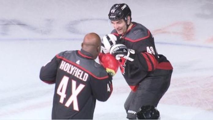 Nečekaný knock-out v NHL! Přišel Holyfield a sejmul domácího rváče