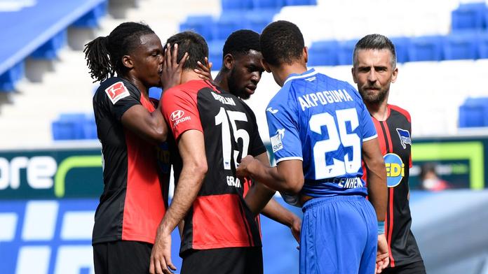 Fotbalisté Herthy si dopřáli polibek. Potrestáni za něj nebudou