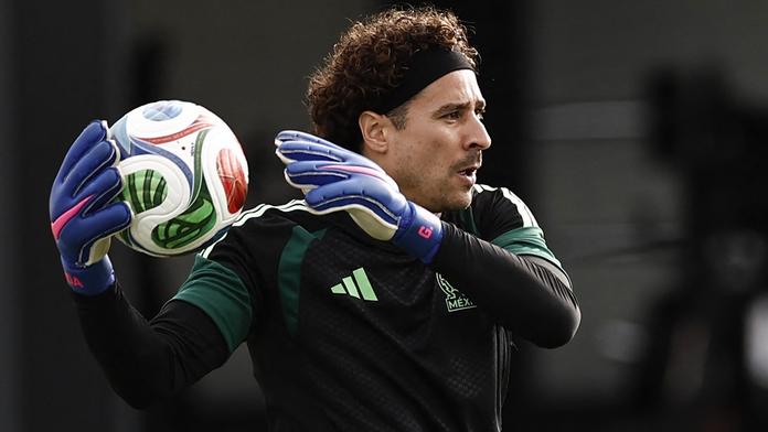 Legendární mexický brankář Guillermo Ochoa je na svém šestém MS ve fotbale