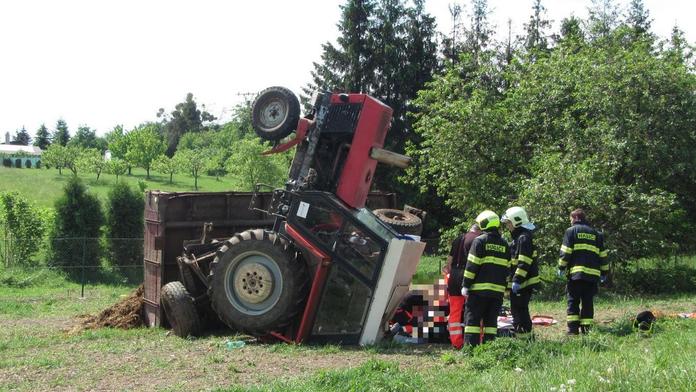 Traktor s hnojem se při couvání převrátil, zavalil a zabil muže!