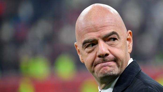 Fanouškům došla trpělivost. Po šéfovi FIFA Infantinovi žádají rezignaci