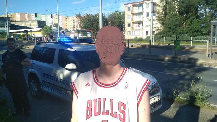 Zklamaný muž nenašel nudapláž pro gaye, tak onanoval v tramvaji