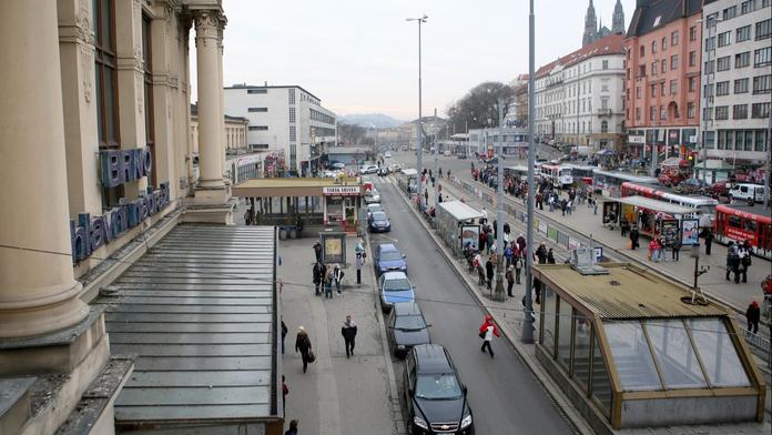 Brněnský taxikář vezl mladíka, ten po něm házel kebab a snažil se ho zbít