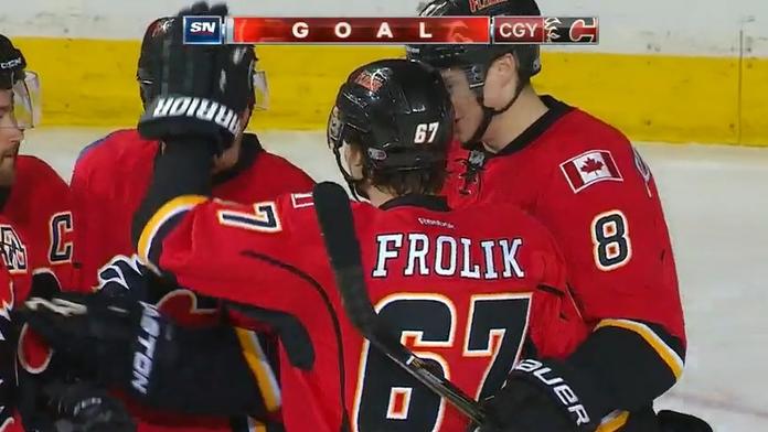 Frolík zařídil obrat Calgary proti Vancouveru, trefil se i Hertl