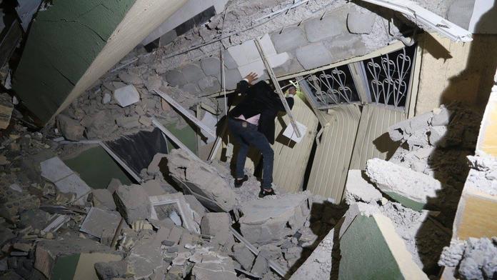 Do hotelu narazilo auto, ten se zřítil. Zemřelo nejméně deset lidí