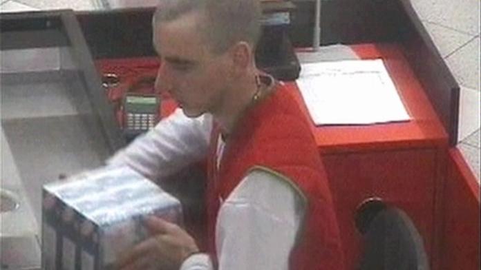 Falešná identita pomáhá mladíkovi krást tržby obchodů