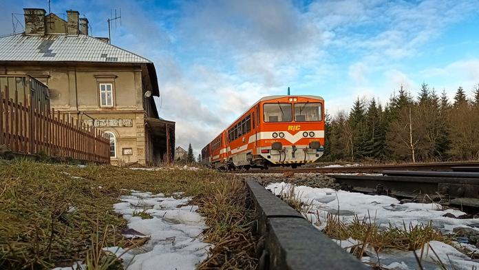 Vandal z Teplicka opět útočil. Na železniční trati ležela hromada kamení