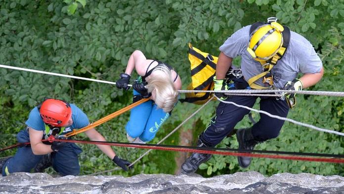 To bylo drama! Při slaňování z mostu se dívce v 25 metrech do lana zamotaly vlasy, pomohli až hasiči