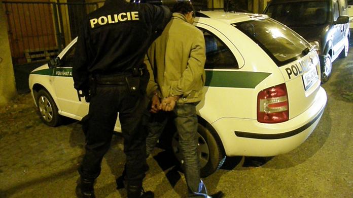 Policisté chytili DVAKRÁT stejného OPILÉHO ŘIDIČE! Chtěl jim najet do budovy, pak si LEHL NA CESTU!
