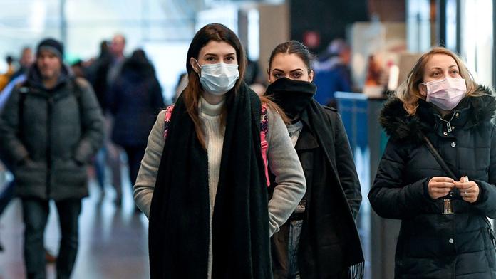 Karanténa hrozí více lidem. Dva metry rozestup ani respirátor už nestačí