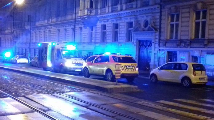 Opilec se sápal na projíždějící auto, řidič šlápl na plyn