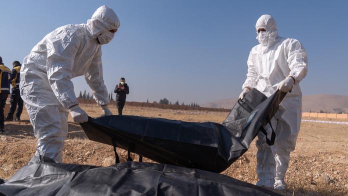 Syřané odhalují u Damašku masové hroby