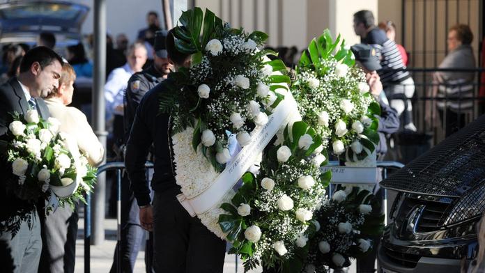 Rodina pohřbila malého Julena (+2). Lidé tleskali záchranářům