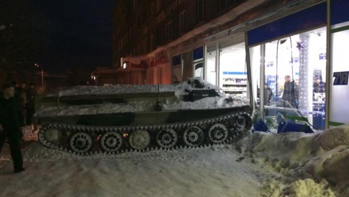 Rus měl chuť na víno, tak ukradl tank a vjel s ním do obchodu!