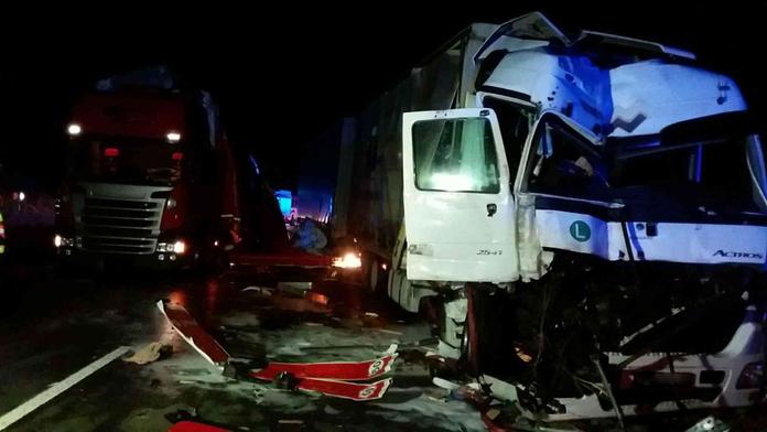 Hromadná nehoda u Brna! Zaklíněné kamiony zablokovaly dálnici D1