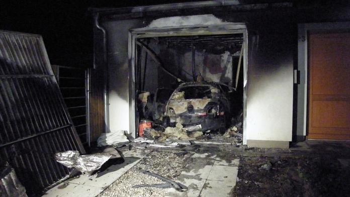 V pneuservisu vzplálo auto, muž se těžce popálil!