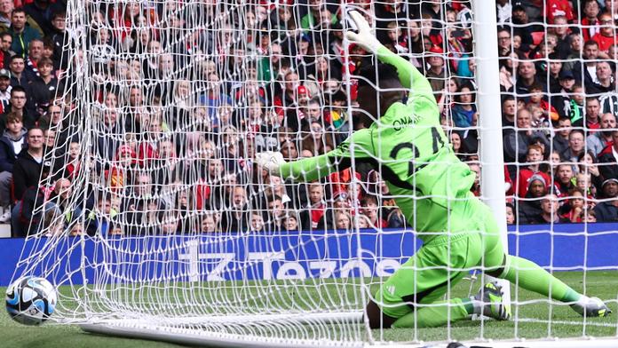 Nové posily United selhaly. Onana dostal gól z půlky, Mount minul prázdnou bránu