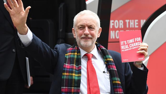Znárodňování a internet zdarma. Corbynův plán vyjde na 2,5 bilionu!