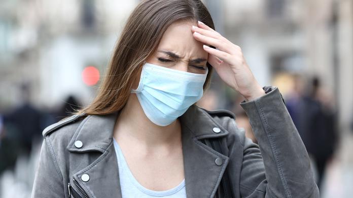 Mladší lidé mají jiné příznaky! Lékaři odhalili skrytý symptom koronaviru