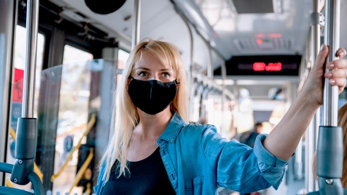 Češi přestávají nosit respirátory v MHD. Je to riziko a jak se bránit?