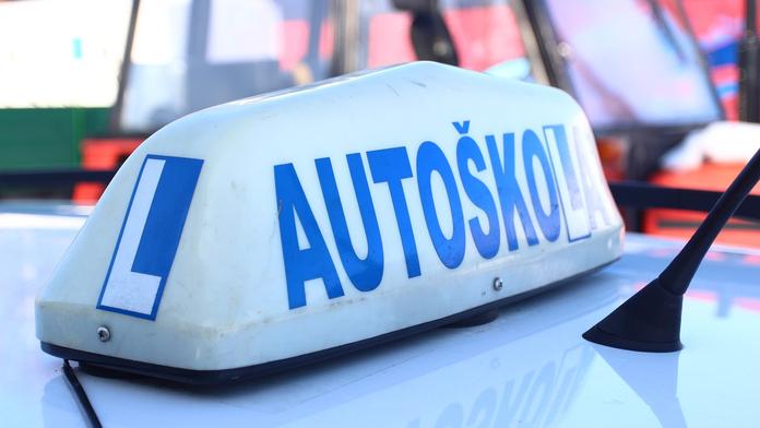 Zase bude možné získat řidičák. Skluz ale může autoškolu znovu prodražit