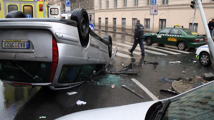 Opilý řidič naboural tři auta, policistu nakopl a praštil pěstí!