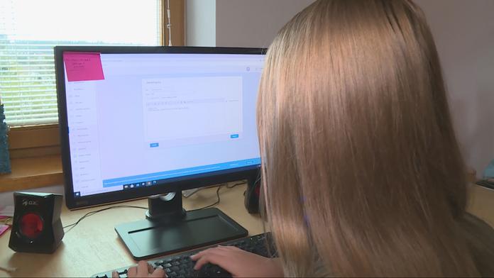 Drtí nás distanční výuka, zrušte část maturit, volají studenti