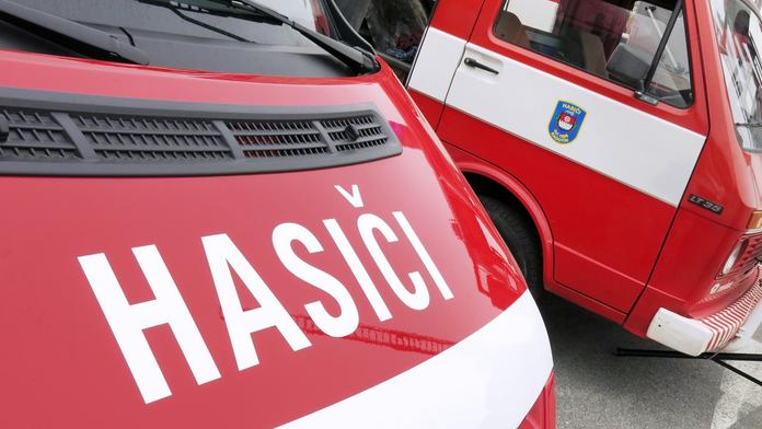 Rybník v Děčíně má narušenou hráz, hrozí rozlití vody! Zasahují hasiči