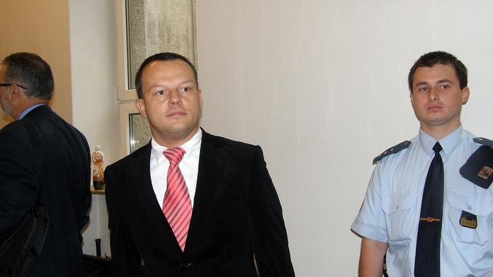 Podnikatel OKRADL stát o 100 MILIONŮ na daních! Soud ho poslal na DEVĚT LET za mříže!