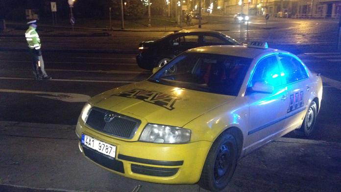 Taxikář dostal infarkt za volantem a boural! Zachránili ho policisté