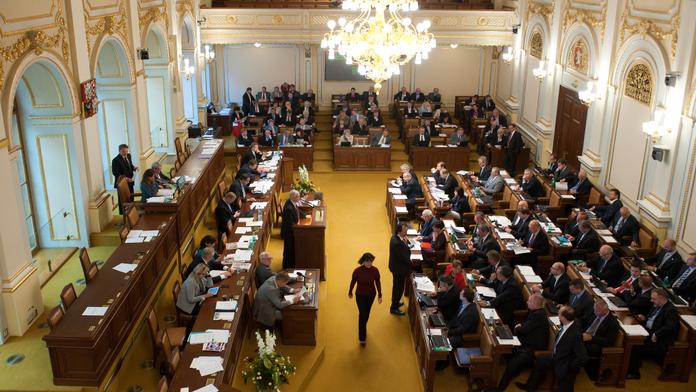 Politici se vyznamenali! Ušetřili o 37 miliard víc, než plánovali
