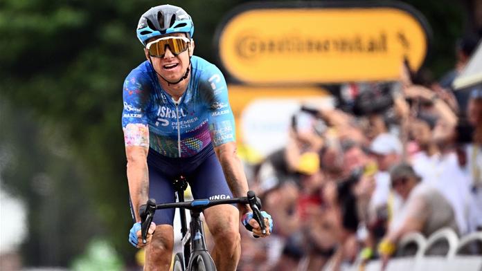 Na kostkách byl nejrychlejší Simon Clarke. Žlutý dres uhájil Wout van Aert