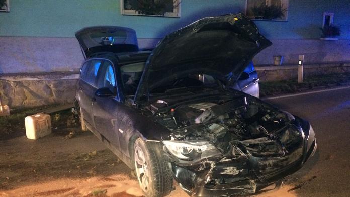 Řidič BMW narazil do domu, auto těsně minulo plynovou přípojku