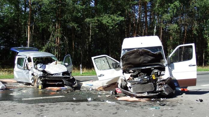Dodávka nedodržela bezpečnou vzdálenost, 3 vozy skončily v sobě