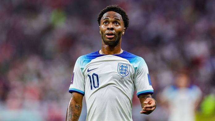 "Okradený" Sterling se vrací. Do Kataru přiletí i s rodinou. Pachatelé zatím unikají