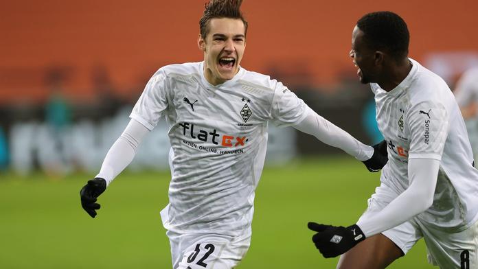 Patnáct nahých žen, alkohol a hudba! To byl večírek hvězdy Bundesligy!