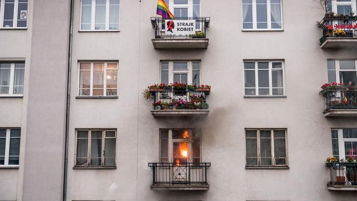 V Polsku vyvěsili na balkón duhovou vlajku, extrémisté jim zapálili dům