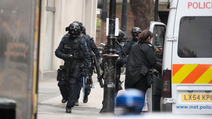 Britská policie zatkla čtyři Čechy! Měli si zotročit dvanáct krajanů