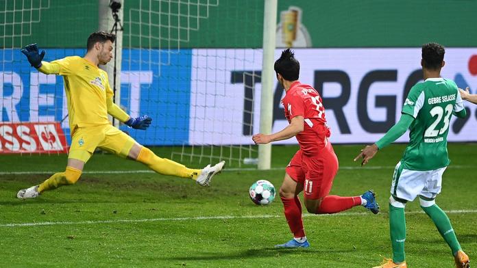 Skvělý Pavlenka držel naděje Brém, ty proti Lipsku zhasly v prodloužení