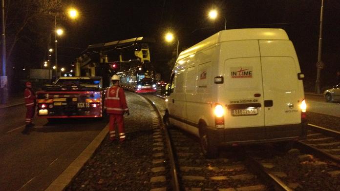 Zdrogovaný řidič poslal dodávku do kolejiště. Tramvaje nemohly jezdit, zasahovat musel jeřáb