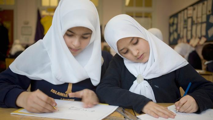 Britové se přizpůsobí muslimům: Kvůli ramadánu posunou zkoušky