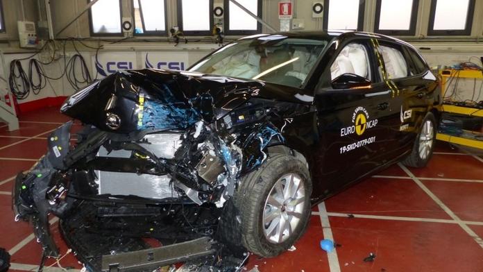 Nové crash testy. Jak si vedla Scala v konkurenci Tesly a Mercedesů?