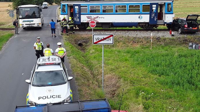 Na Litoměřicku se srazil motorový vlak s autem. Jeden člověk je zraněný