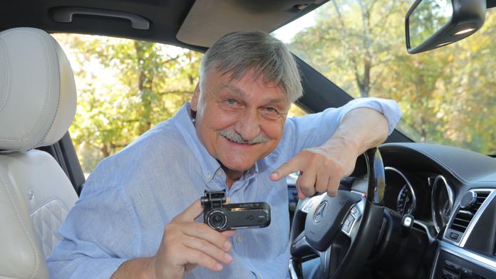 Autokamera MiVue J85 WiFi upozorní i na radary a nárazy hlasem českého Arnolda Schwarzeneggera!