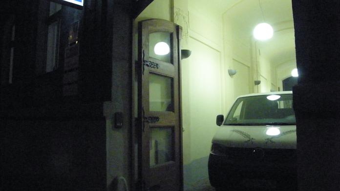 Zemřel na policejní služebně v Praze po útoku na strážníka