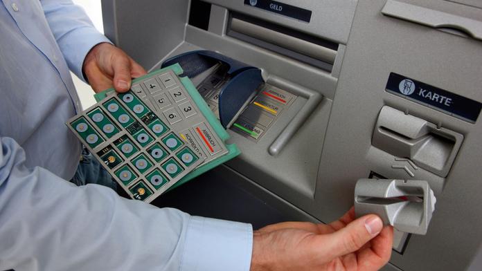 Poznejte, že někdo manipuloval s bankomatem. PĚT ZNAKŮ