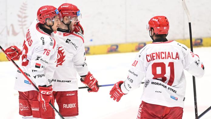 Kometa vybojovala bod díky přehlédnutému gólu. Oceláři vyhráli na nájezdy