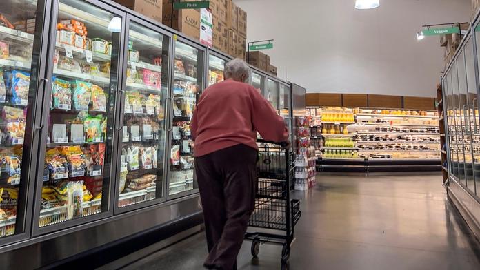 Seniorka v supermarketu