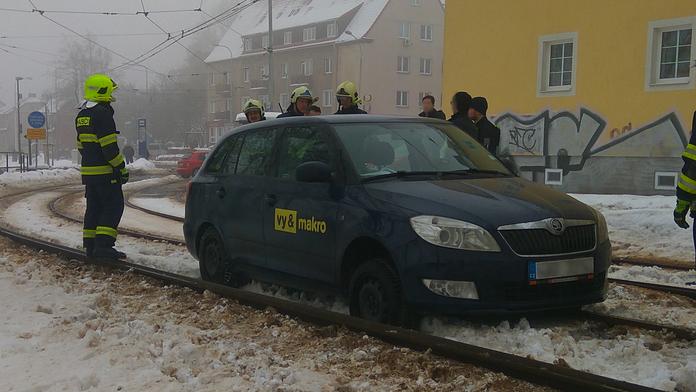 Pod sněhem mu zmizela silnice: Zahrál si na tramvaj, vjel na koleje!