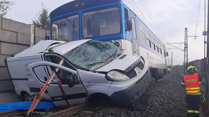 Tragická nehoda na Šumpersku. Při srážce vlaku s dodávkou zemřel řidič